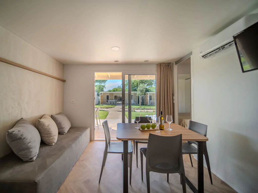 centro-vacanze-villaggio-san-francesco-mobile-home-lodge-prestige-lilac-interior-living-room