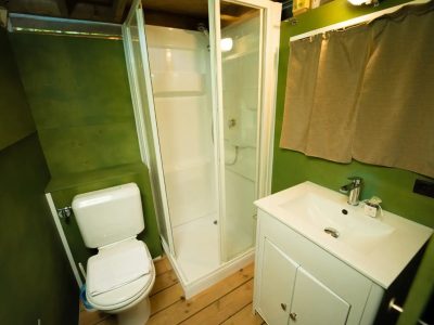 vallicella-glamping-resort-airlodge-interior-bathroom