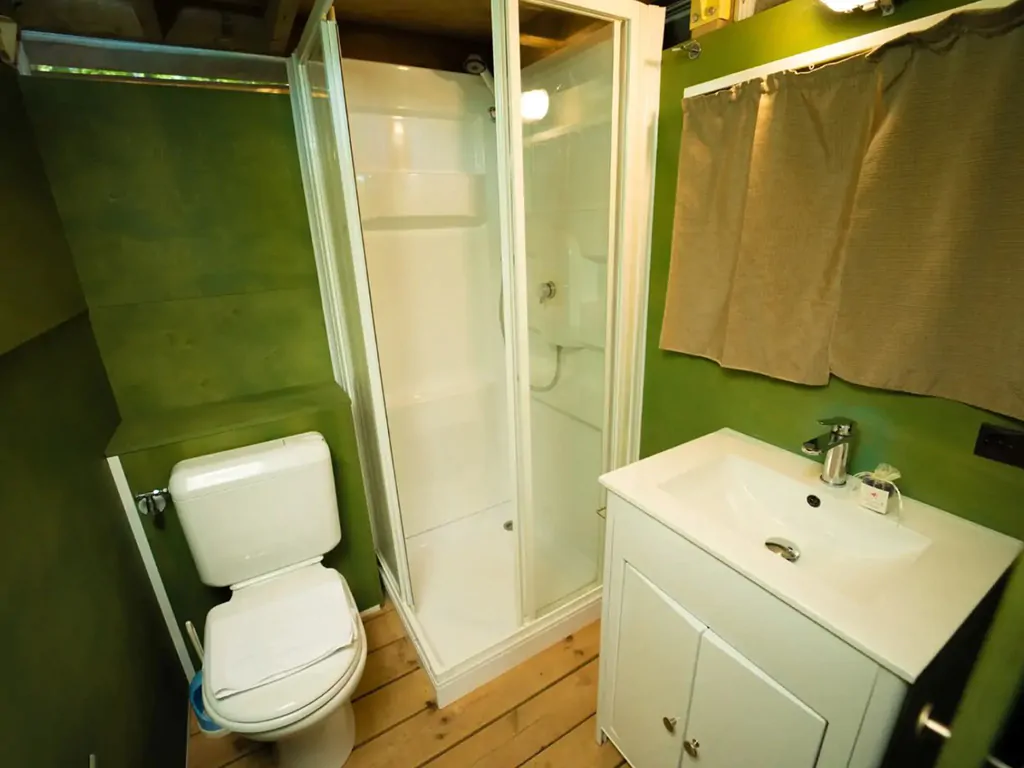 vallicella-glamping-resort-airlodge-interior-bathroom