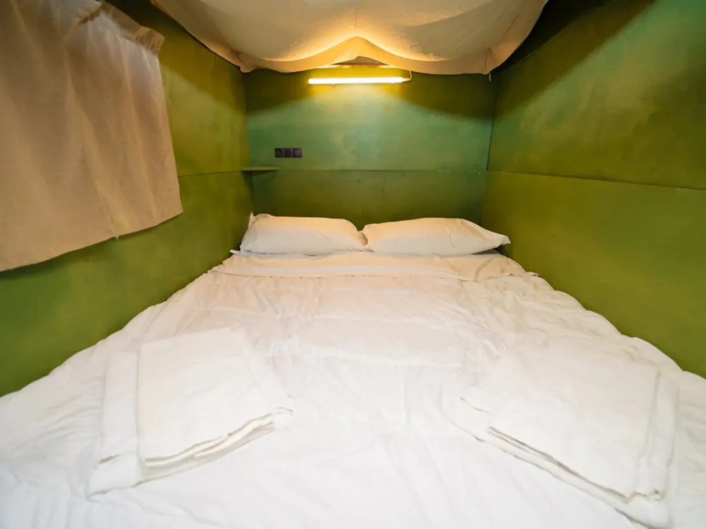 vallicella-glamping-resort-airlodge-interior-bedroom-double-bed