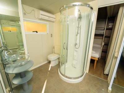 vallicella-glamping-resort-cottage-clever-interior-bathroom