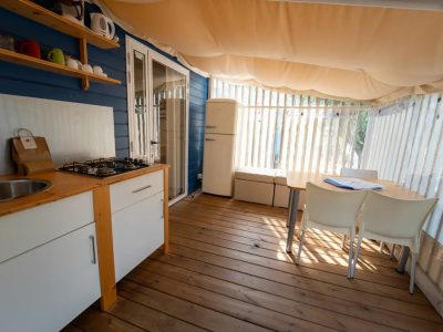 vallicella-glamping-resort-cottage-clever-interior-kitchen-area-dining-table