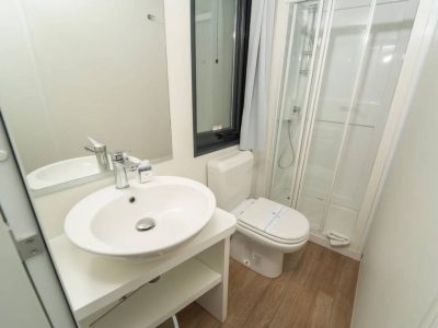 vallicella-glamping-resort-cottage-next-l-bathroom-with-shower