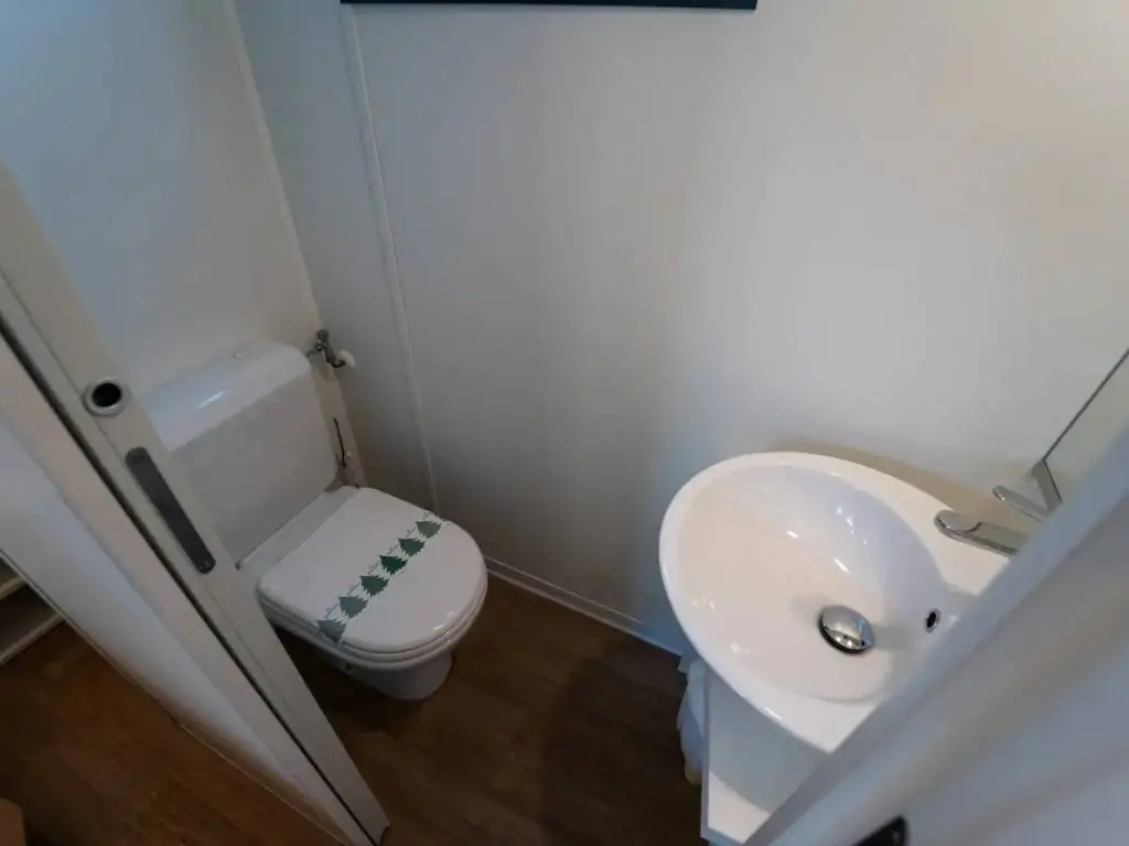vallicella-glamping-resort-cottage-next-l-toilet-and-sink