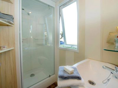 camping-klenovica-mobilehome-comfort-interior-bathroom