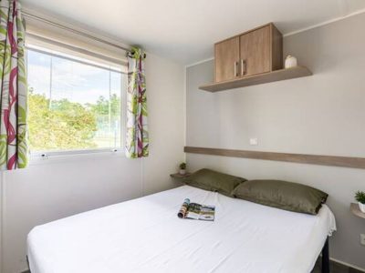 camping-klenovica-mobilehome-comfort-interior-bedroom