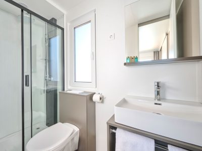 aminess-planet-camping-sirena-mobile-home-luxury-sea-view-with-private-pool-exterior-bathroom