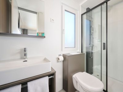 aminess-planet-camping-sirena-mobile-home-luxury-sea-view-with-private-pool-exterior-bathroom-view