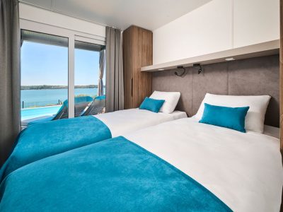 aminess-planet-camping-sirena-mobile-home-luxury-sea-view-with-private-pool-interior-bedroom-single-beds