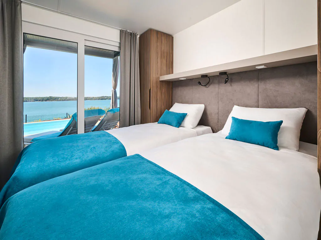 aminess-planet-camping-sirena-mobile-home-luxury-sea-view-with-private-pool-interior-bedroom-single-beds