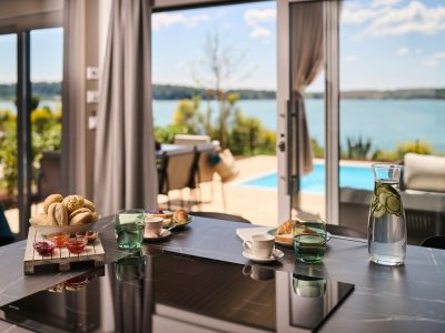 aminess-planet-camping-sirena-mobile-home-luxury-sea-view-with-private-pool-interior-kitchen-pool-view-2