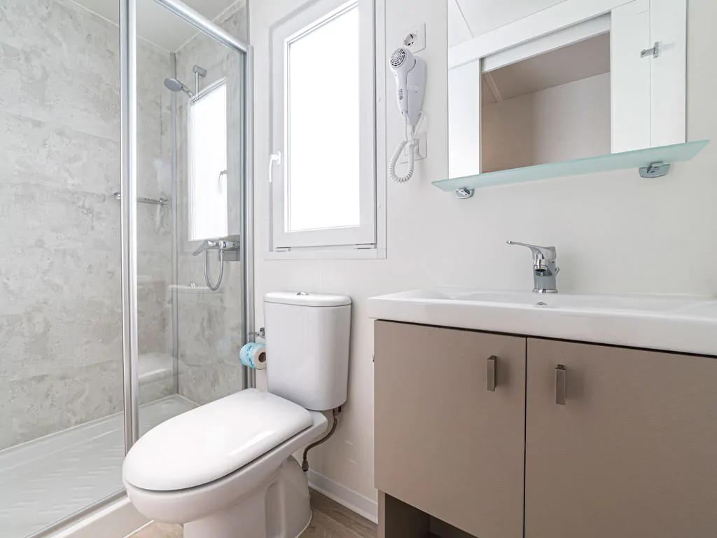 baia-holiday-isuledda-mobile-home-baia-revolution-interior-bathroom