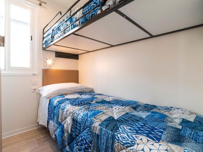 baia-holiday-isuledda-mobile-home-baia-revolution-interior-bedroom-bunk-bed
