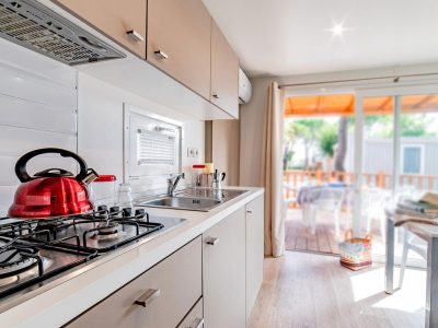 baia-holiday-isuledda-mobile-home-baia-revolution-interior-kitchen