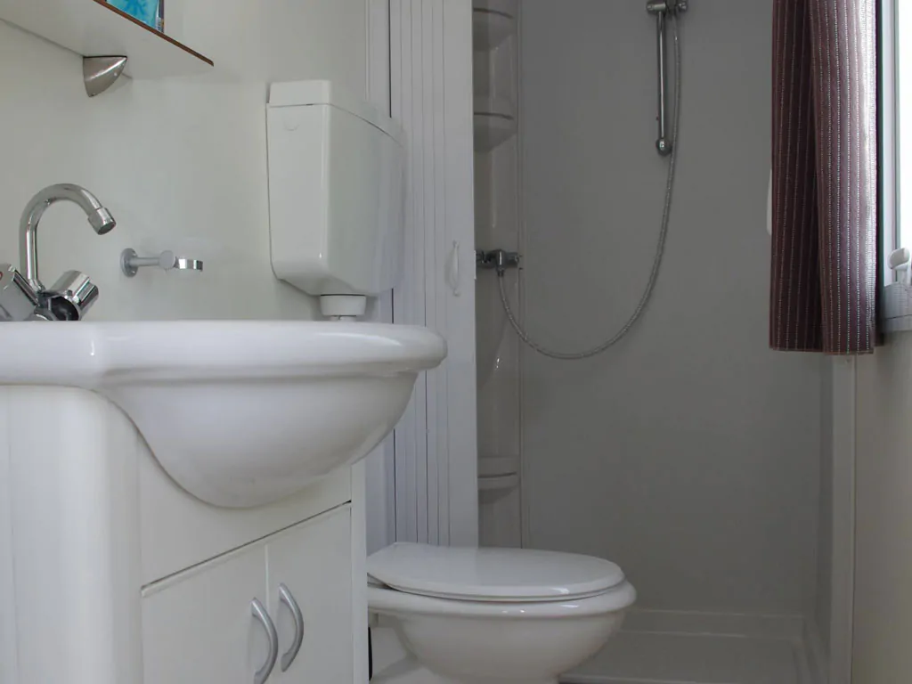 camping-costa-d-argento-mobile-home-happy-easy-interior-bathroom