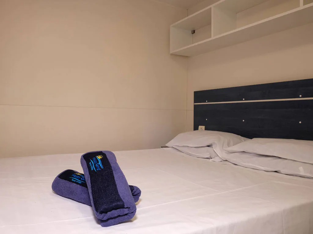 camping-costa-d-argento-mobile-home-happy-easy-interior-bedroom-double-bed