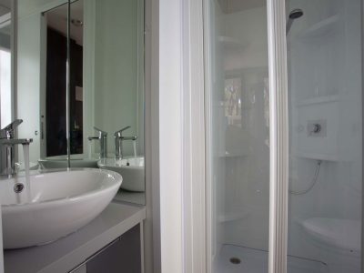 camping-village-baia-blu-la-tortuga-mobile-home-baia-elite-interior-bathroom