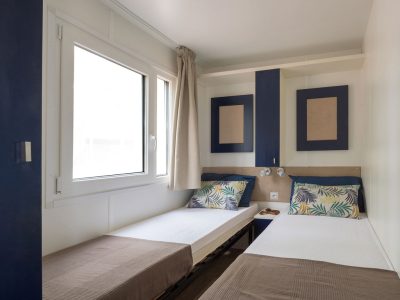 camping-village-baia-blu-la-tortuga-mobile-home-baia-elite-interior-bedroom-single-beds