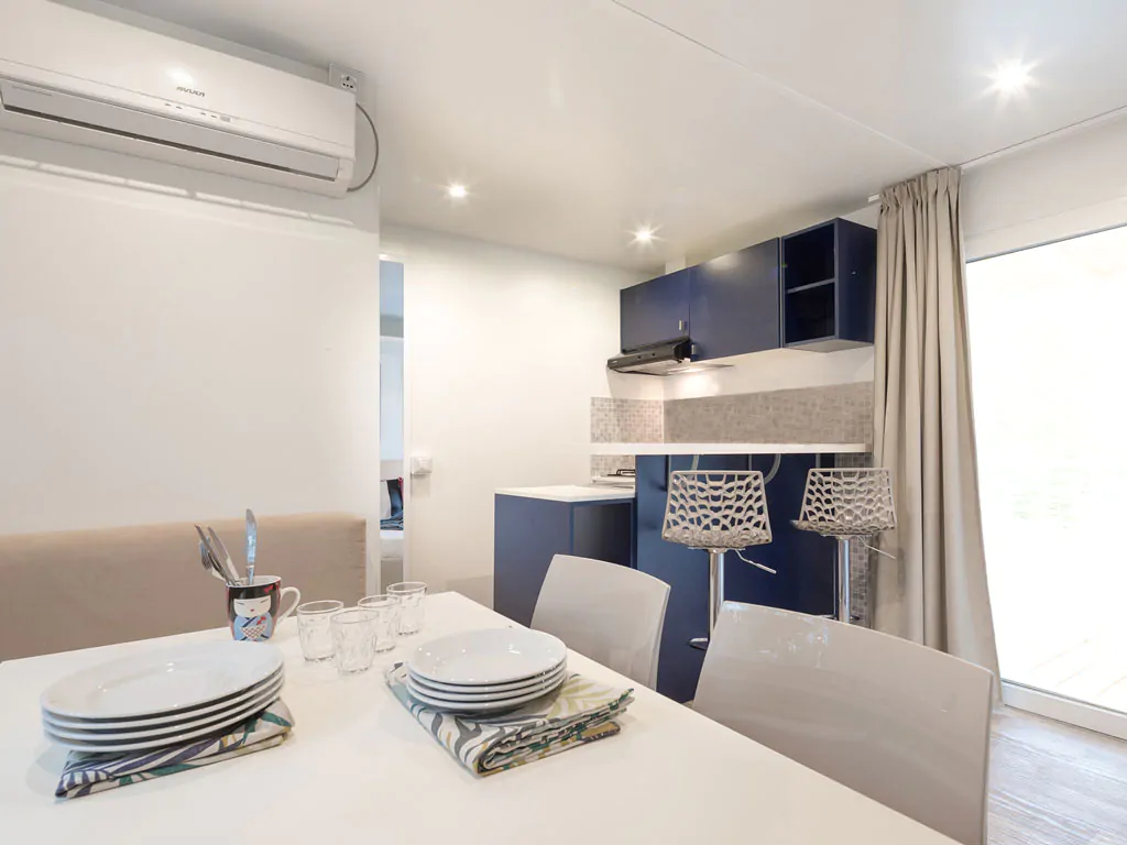 camping-village-baia-blu-la-tortuga-mobile-home-baia-elite-interior-kitchen
