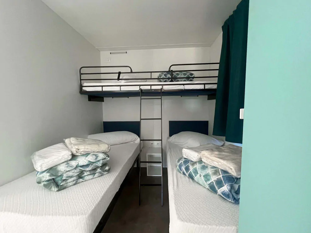 camping-village-baia-blu-la-tortuga-mobile-home-baia-relax-new-interior-bedroom-single-beds