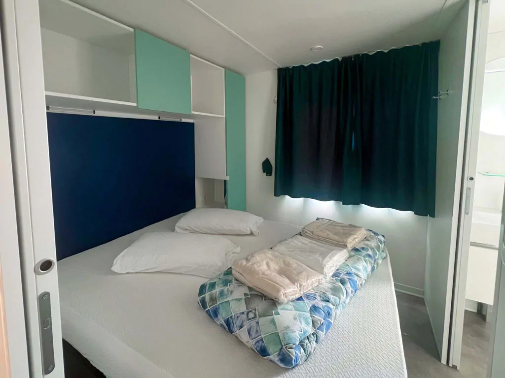 camping-village-baia-blu-la-tortuga-mobile-home-baia-relax-new-interior-bedroom
