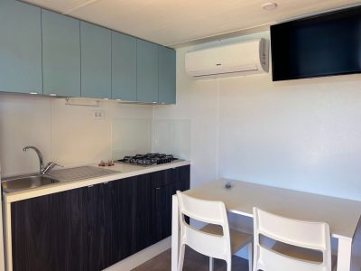 camping-village-baia-blu-la-tortuga-mobile-home-baia-relax-new-interior-kitchen