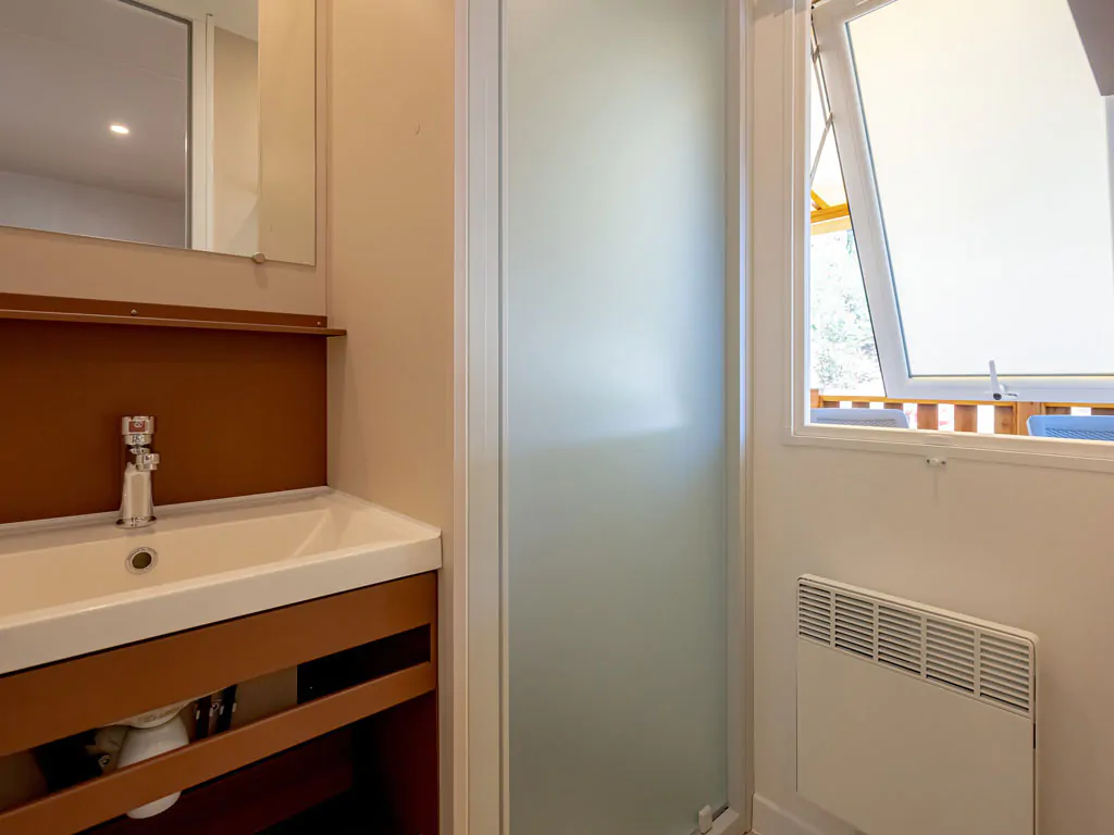 camping-village-capo-d-orso-mobile-home-comfort-interior-bathroom