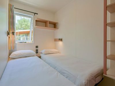 camping-village-capo-d-orso-mobile-home-comfort-interior-bedroom-single-beds