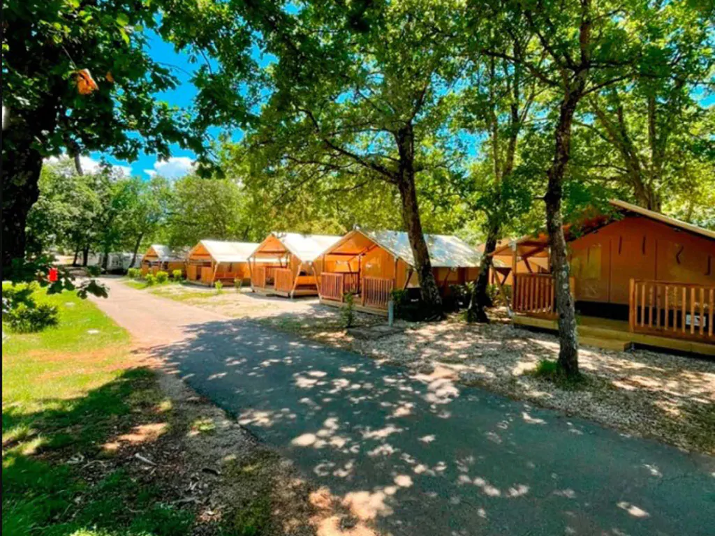 camping-village-cisano-san-vito-glamping-tent-estivo-safari-tent-compact-exterior-glamping-tent-view-2
