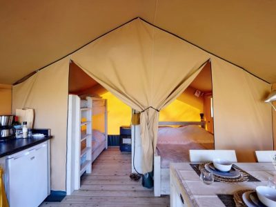 camping-village-cisano-san-vito-glamping-tent-estivo-safari-tent-compact-interior-kitchen-2