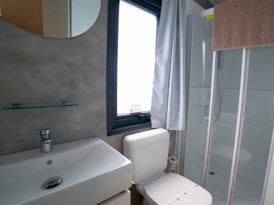 camping-village-gasparina-mobile-home-baia-elite-plus-interior-bathroom