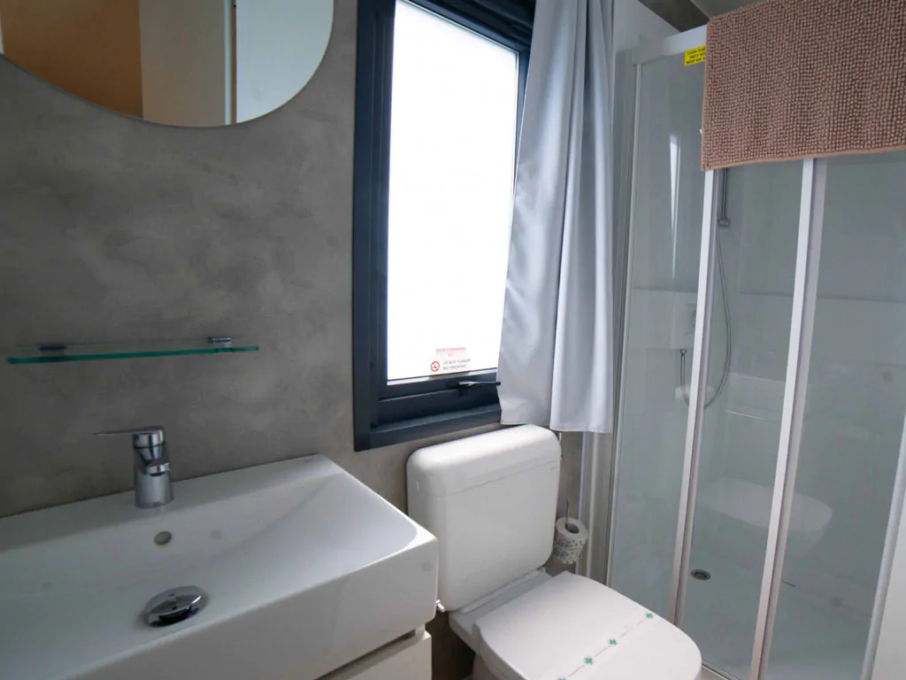 camping-village-gasparina-mobile-home-baia-elite-plus-interior-bathroom