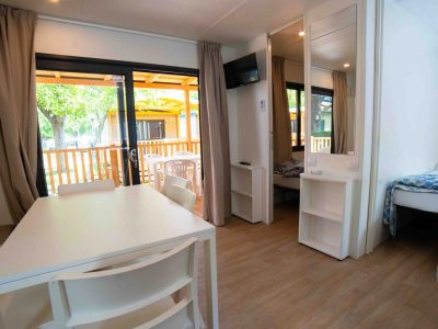 camping-village-gasparina-mobile-home-baia-elite-plus-interior-dining-area