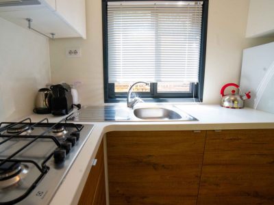 camping-village-gasparina-mobile-home-baia-elite-plus-interior-kitchen