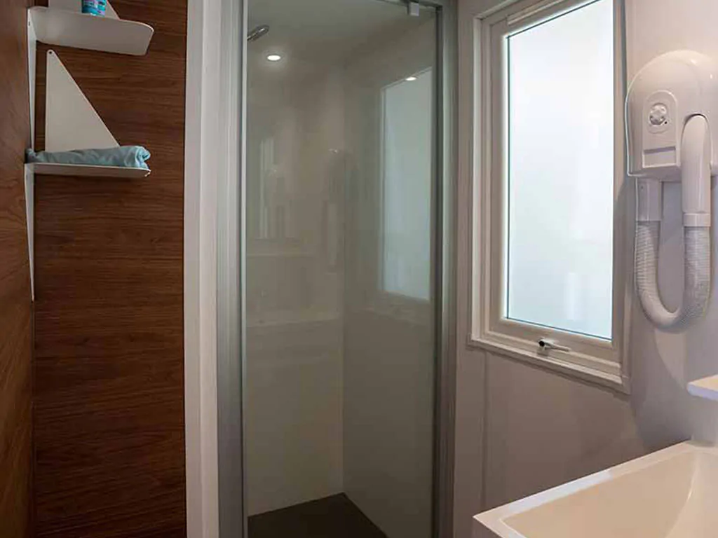 mobile-home-happy-premium-suite-shower-view