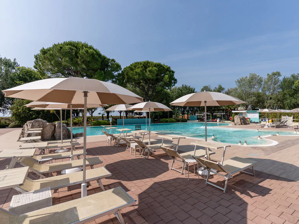 tenuta-primero-gardo-family-collection-pool-sunbeds