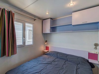hu-i-pini-village-mobile-home-classic-family-interior-bedroom