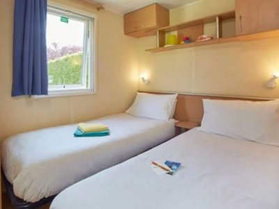 hu-i-pini-village-mobile-home-classic-family-interior-bedroom-single-beds