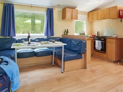 hu-i-pini-village-mobile-home-classic-family-interior-kitchen