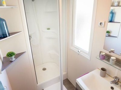 hu-i-pini-village-mobile-home-classic-interior-bathroom