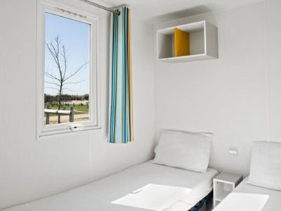 hu-i-pini-village-mobile-home-classic-interior-bedroom-single-beds