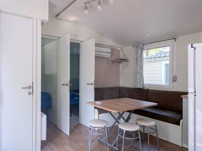 hu-i-pini-village-mobile-home-classic-interior-dining-area