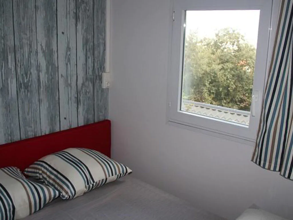 hu-i-pini-village-mobile-home-classic-plus-interior-bedroom-double-bed