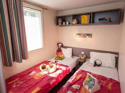 hu-i-pini-village-mobile-home-classic-plus-interior-bedroom-single-beds