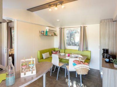 hu-i-pini-village-mobile-home-classic-plus-interior-kitchen