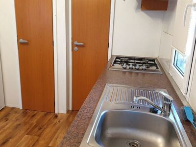 hu-i-pini-village-mobile-home-classic-plus-interior-kitchen-view