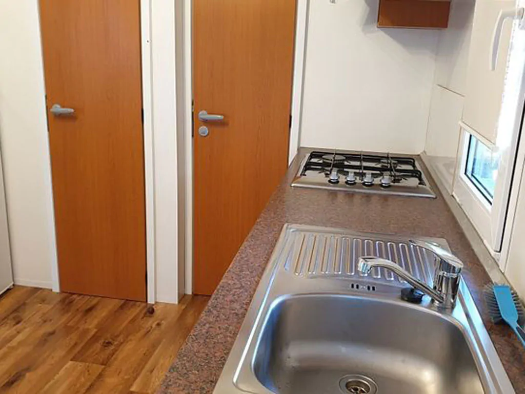 hu-i-pini-village-mobile-home-classic-plus-interior-kitchen-view