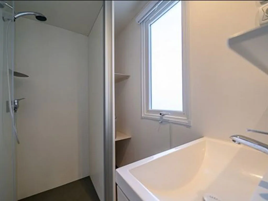 hu-i-pini-village-mobile-home-confort-interior-bathroom