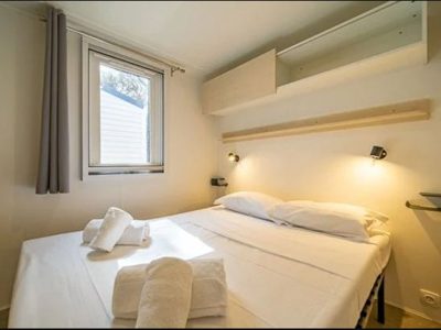 hu-i-pini-village-mobile-home-confort-interior-bedroom-double-bed