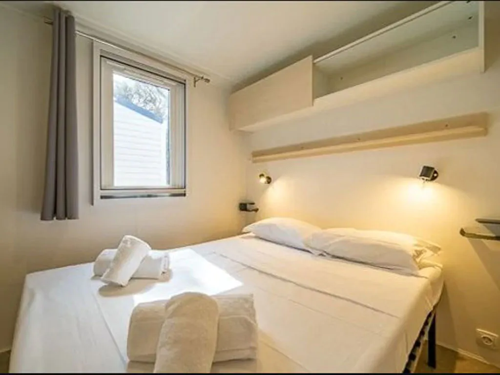 hu-i-pini-village-mobile-home-confort-interior-bedroom-double-bed
